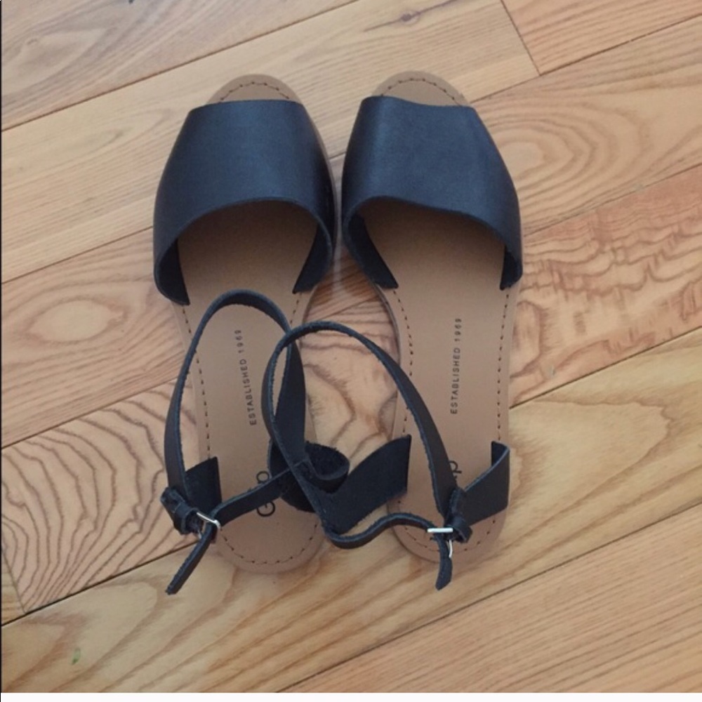 Gap leather sandals